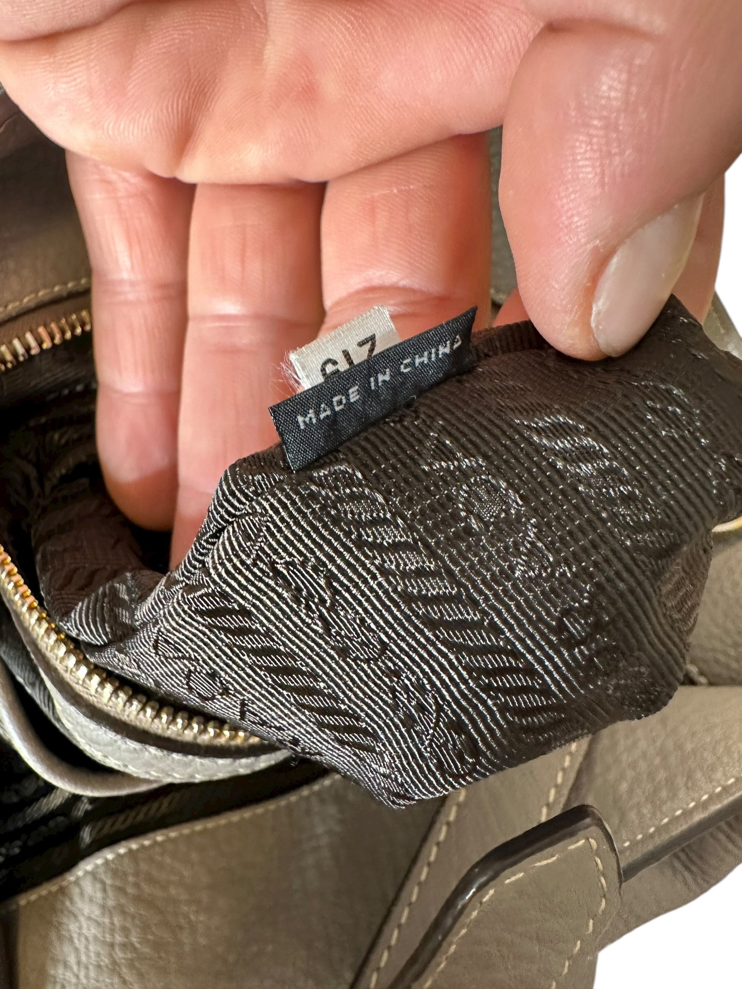 Prada borsa vintage in pelle martellata