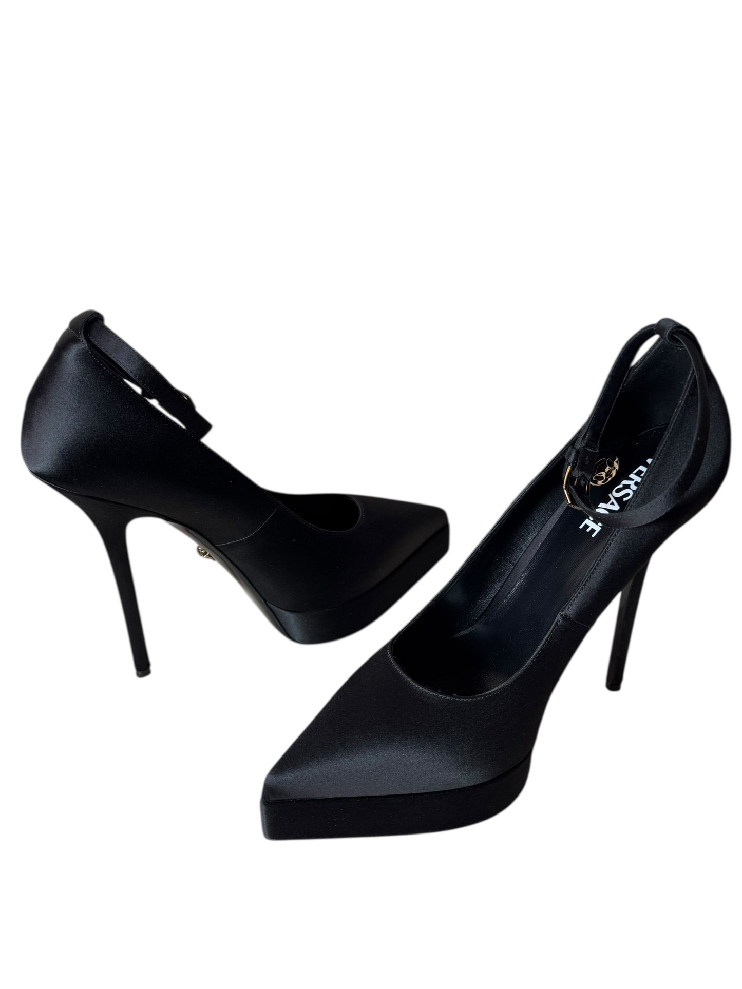 Versace Décolleté in Raso Nero con Plateau e Tacco a Spillo – Medusa Charm