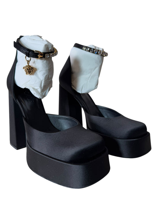 Versace Décolleté in Raso Nero con Plateau, Tacco Largo e Cinturino Gioiello – Taglia 40