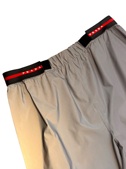 Prada pantaloni sportivi nylon grigio bande nere logo rosso tg 48 — foto 3