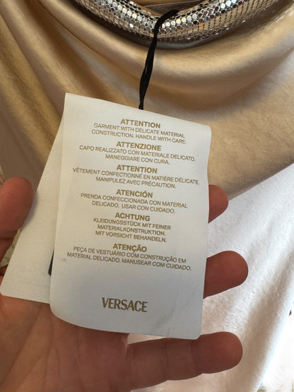 Vestito Versace in raso champagne con scollo drappeggiato e dettagli metallici