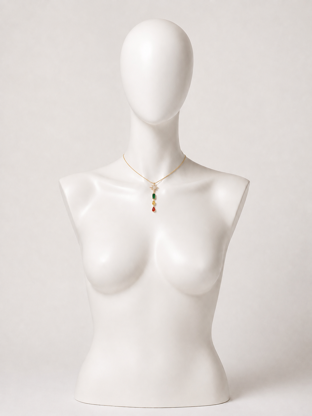 Collana dorata con stella e cristalli multicolore