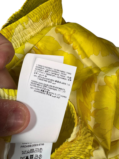 Shorts Versace in seta gialla stampa barocca, nuovi con cartellino