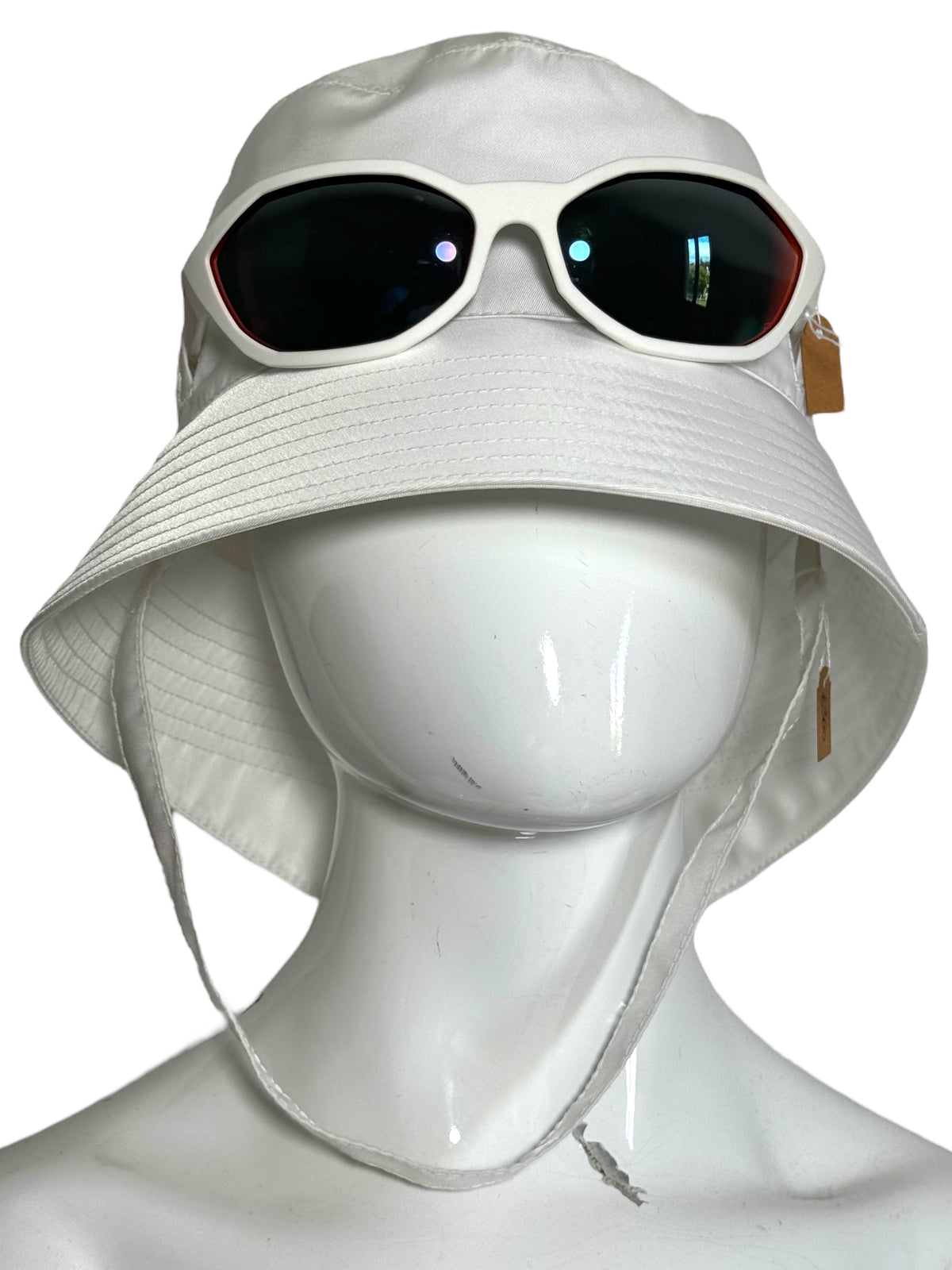 Prada Re-Nylon bucket hat bianco con porta occhiali e pouch logo — foto 3