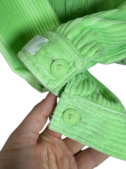 Giacca Versace in velluto a coste verde lime con bottoni

Medusa - Made in Italy.