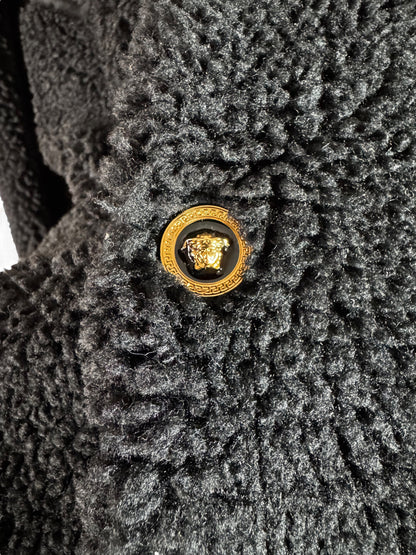 Giacca Versace nera in eco shearling con inserti jacquard