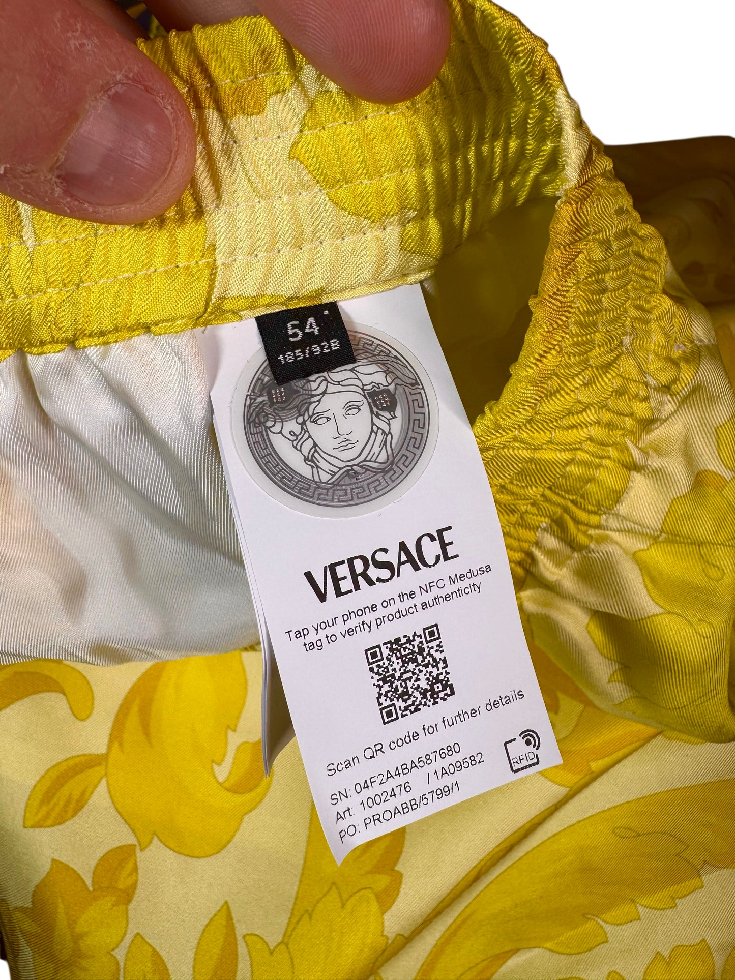 Shorts Versace in seta gialla stampa barocca, nuovi con cartellino