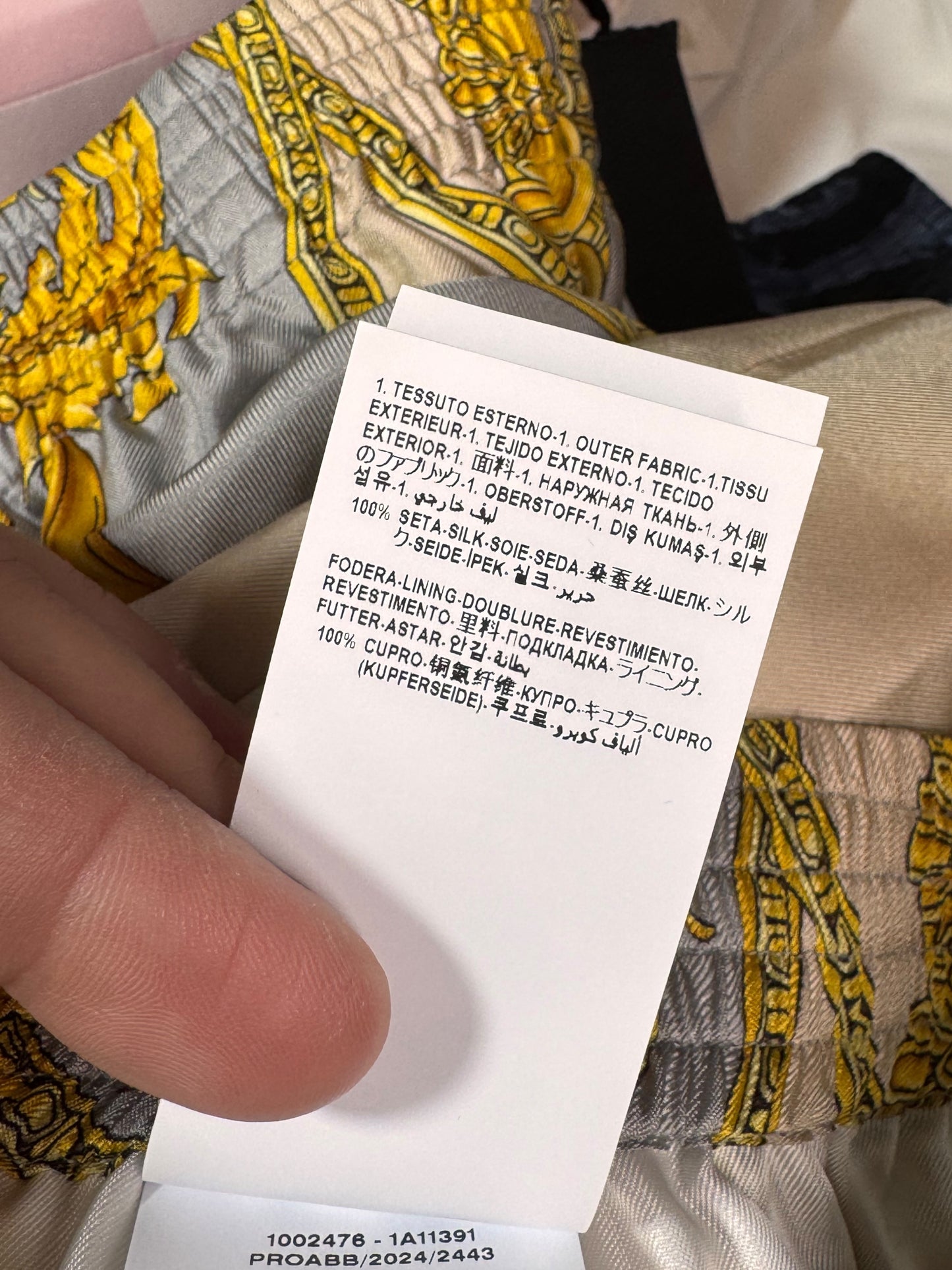 Shorts Versace in seta stampa barocca grigio e oro, nuovi con cartellino