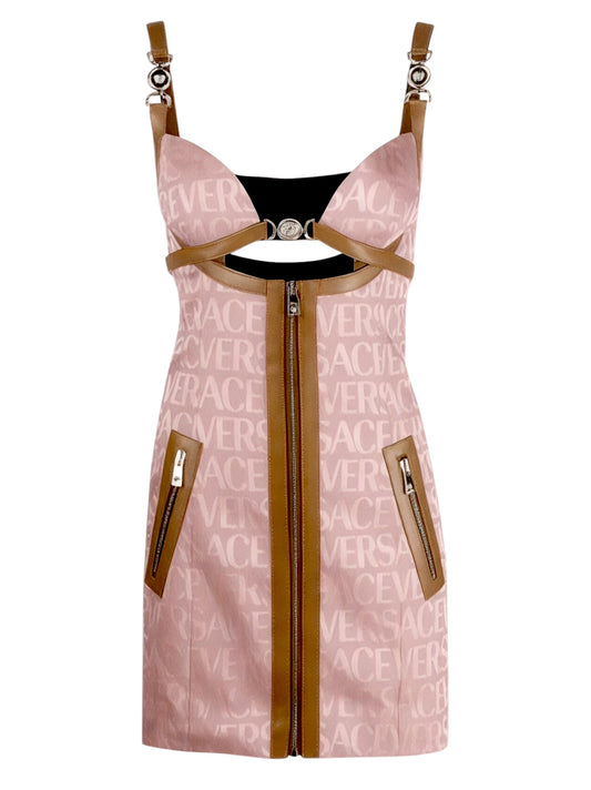 Versace Abito Mini in Tessuto Logato con Dettagli in Pelle e Accessori Iconici Medusa
