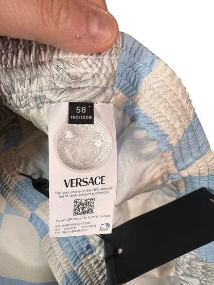 Shorts Versace in seta a quadri azzurri con cornice barocca