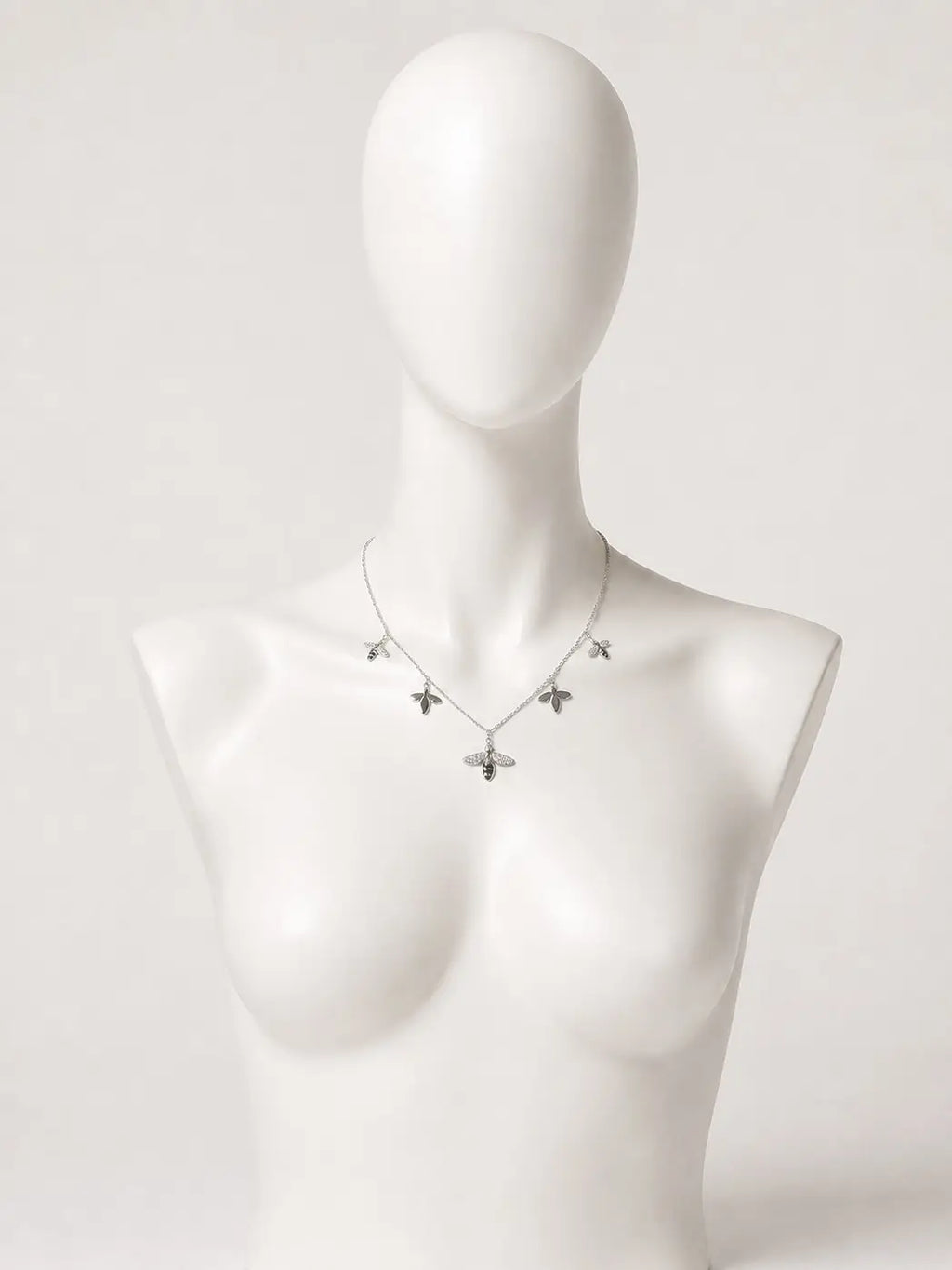 Collana argentata con charms api e cristalli