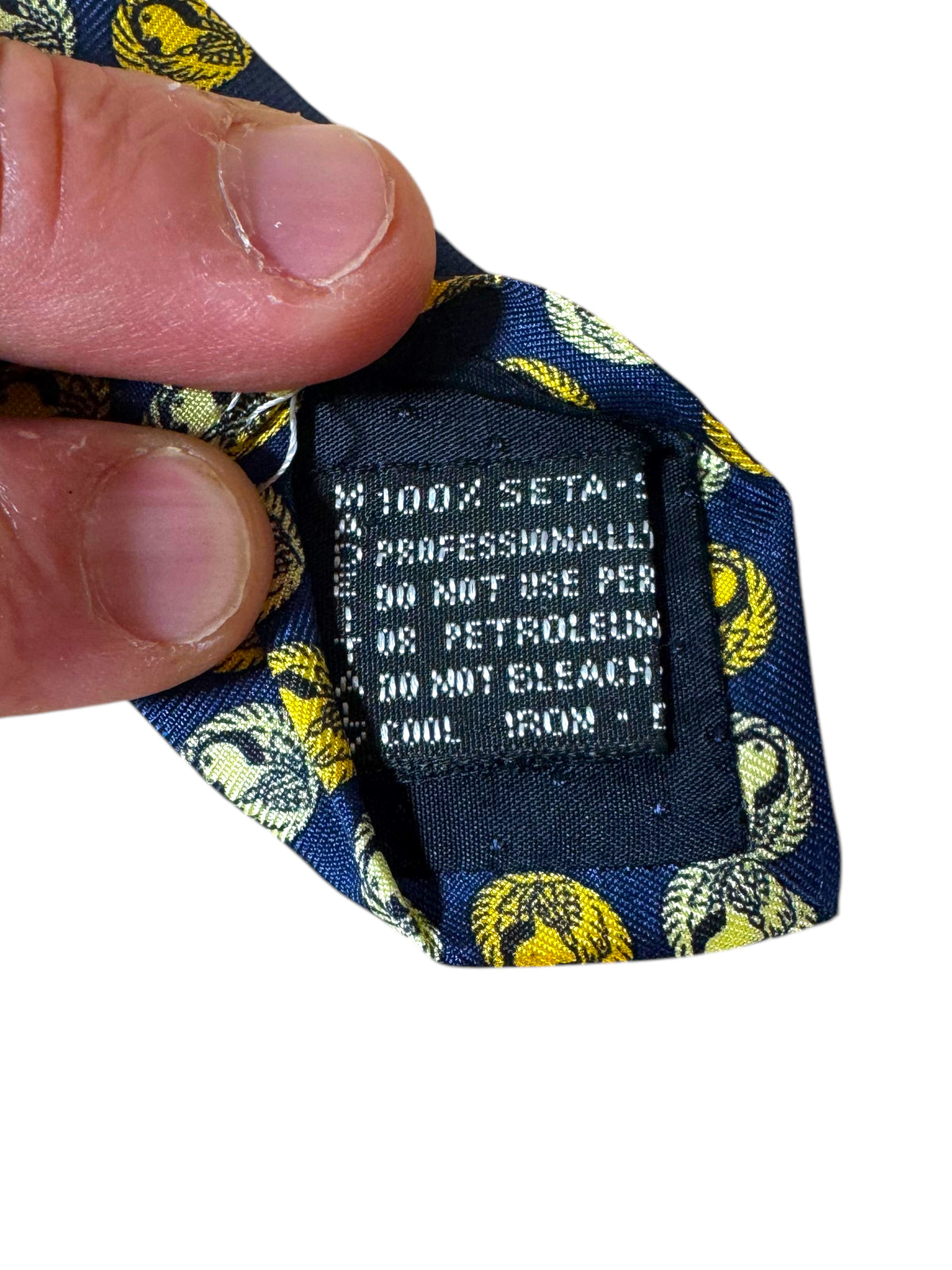Cravatta Gianni Versace Vintage in Seta – Floreale Giallo e Blu con Scritte Giapponesi — foto 4