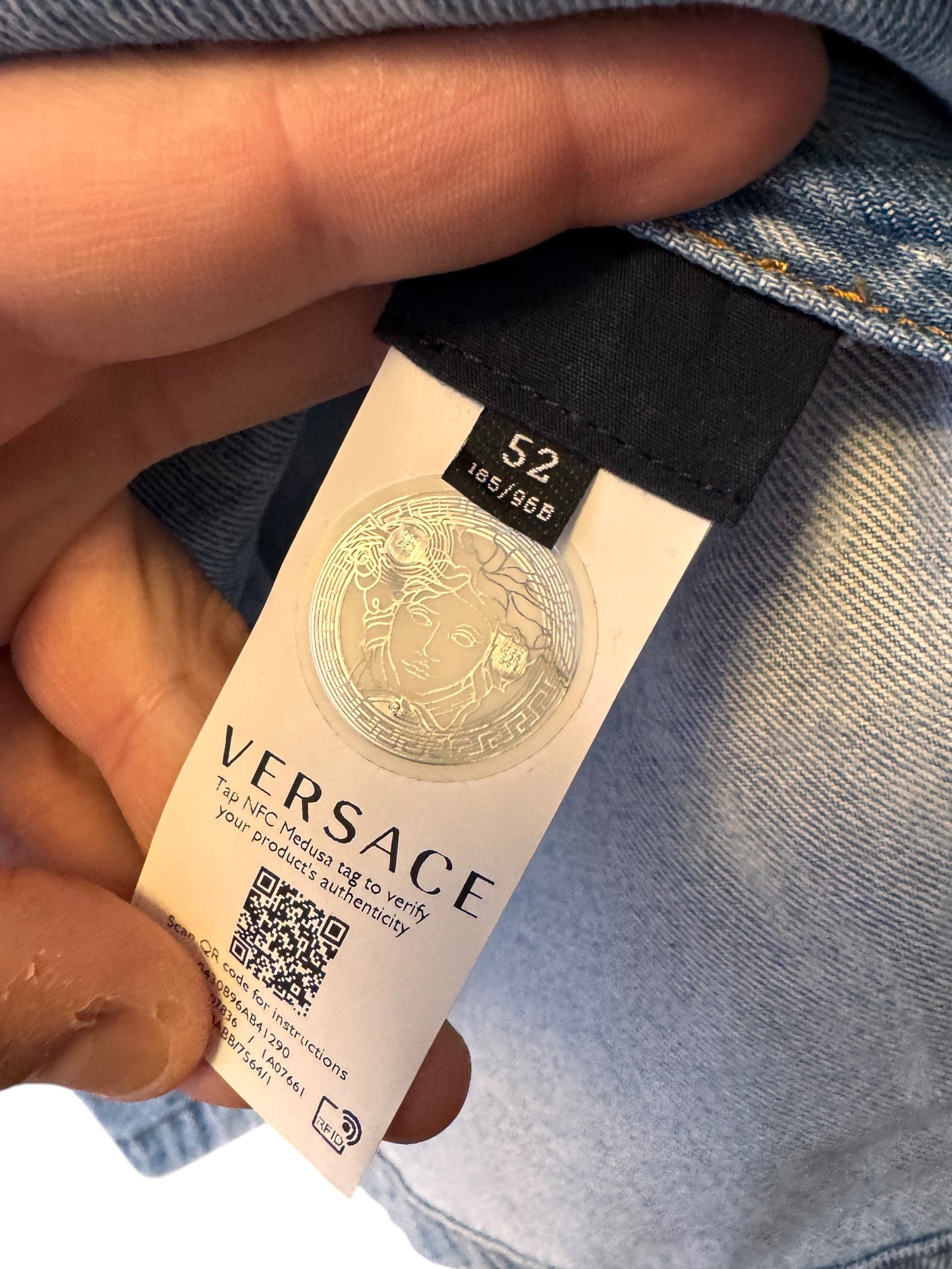 Camicia Versace in denim con stampa all-over Medusa – nuova con cartellino