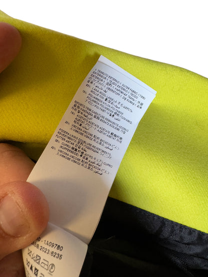 Cappotto lungo Versace giallo fluo in lana con bottoni argento
