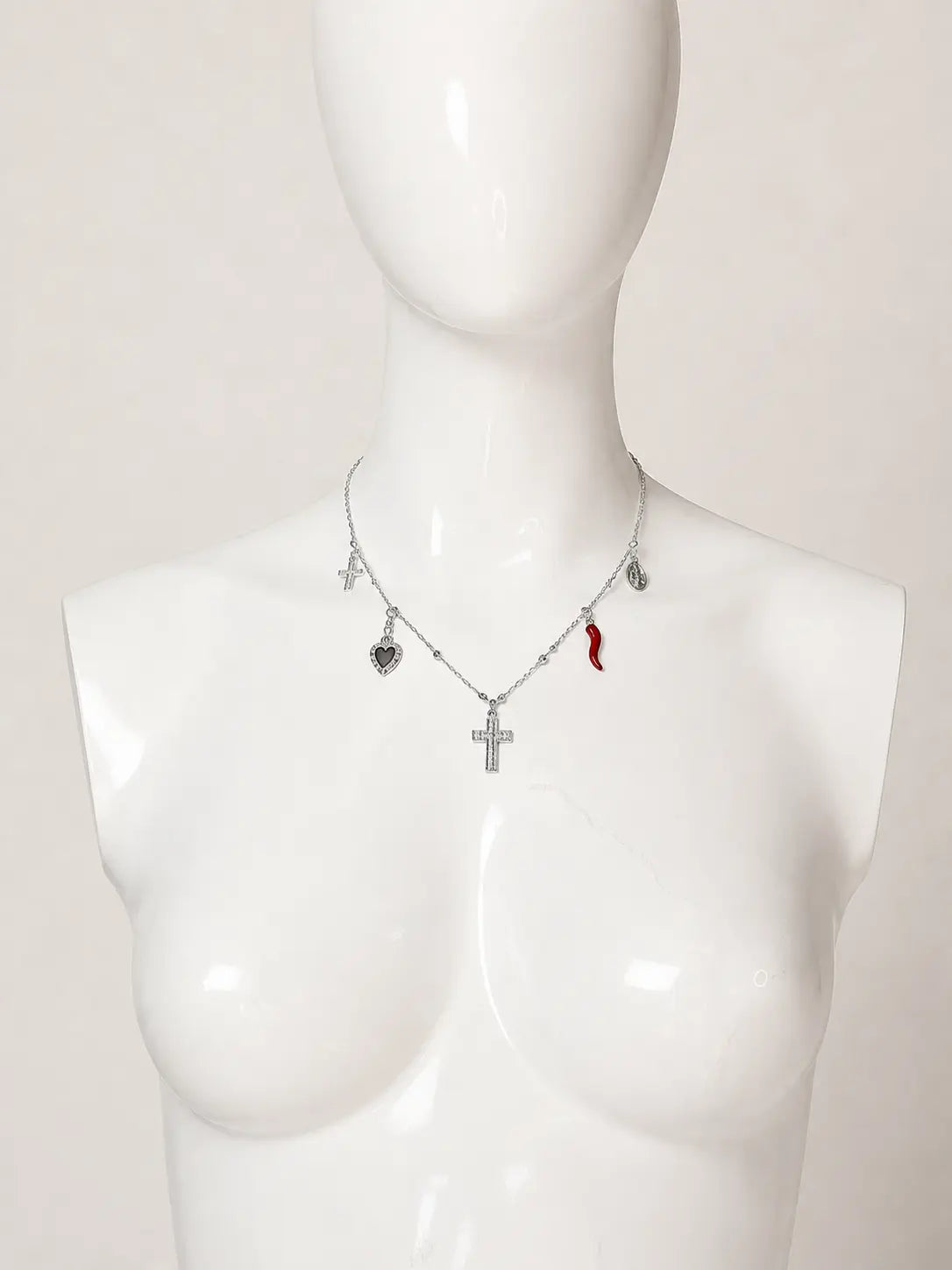 Collana argentata con charms portafortuna e croci