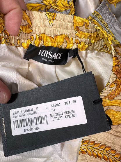 Shorts Versace in seta stampa barocca oro su bianco, nuovi con cartellino