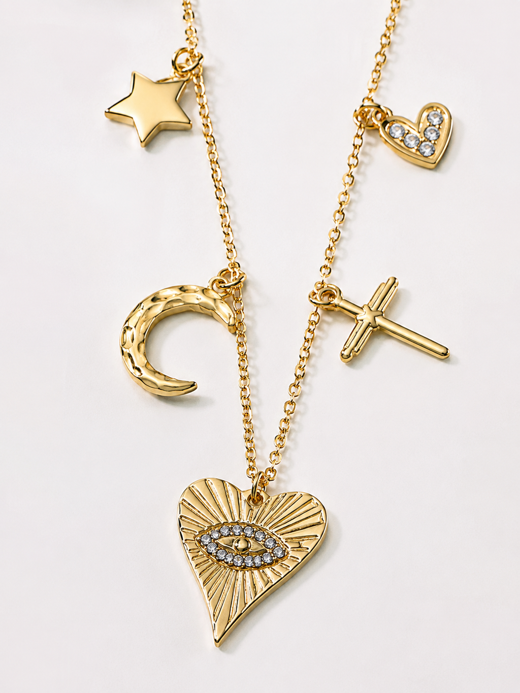 Collana dorata con charms cuore, luna e stella