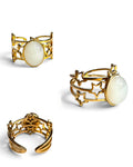 Anello regolabile dorato con stelle e cabochon bianco