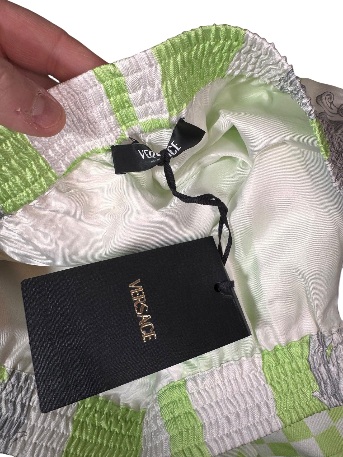 Shorts Versace in seta stampata verde, nuovi con cartellino, Made in Italy