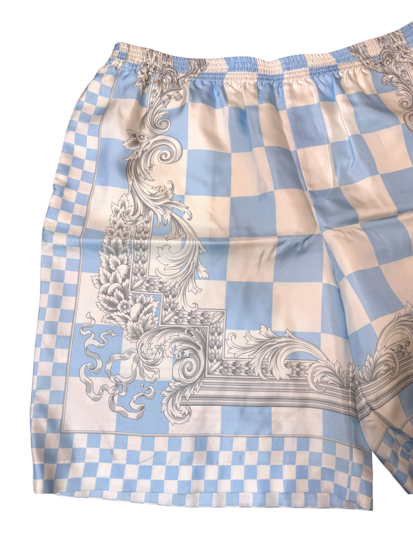 Shorts Versace in seta a quadri azzurri con cornice barocca
