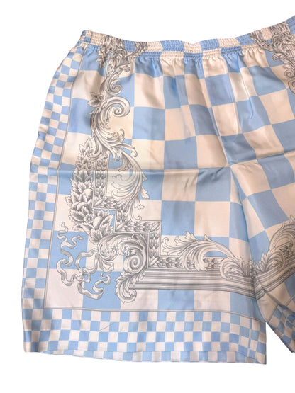 Shorts Versace in seta a quadri azzurri con cornice barocca