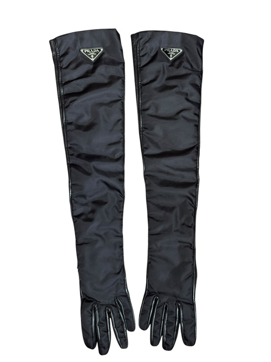 Guanti lunghi Prada in pelle e nylon neri con logo triangolo taglia 7½