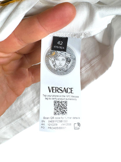 T-shirt crop Versace con logo e spilla Medusa dorata – Taglia 42 – Nuova con cartellino