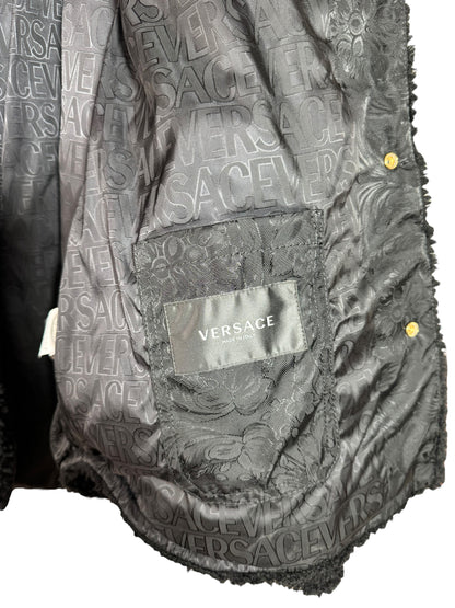 Giacca Versace nera in eco shearling con inserti jacquard