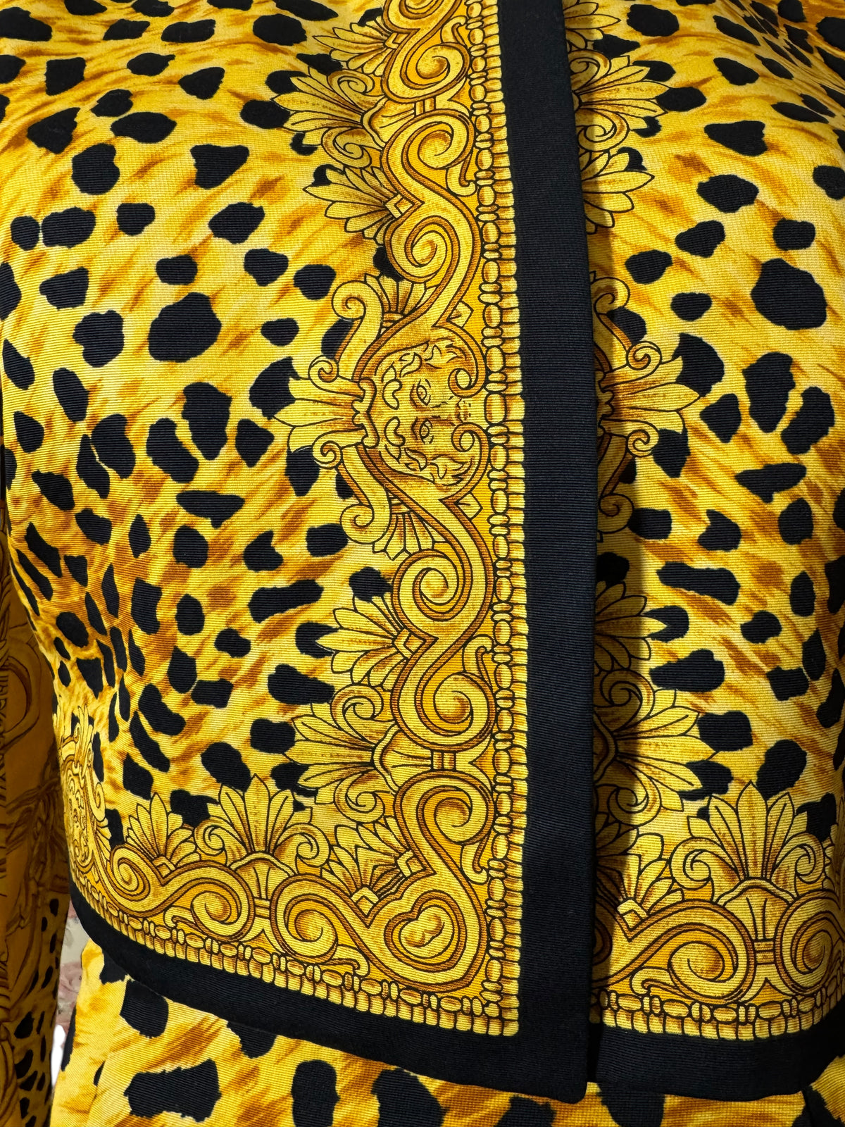 Completo vintage Istante by Gianni Versace anni ’90 – Giacca + Gonna con stampa barocca e animalier — foto 6