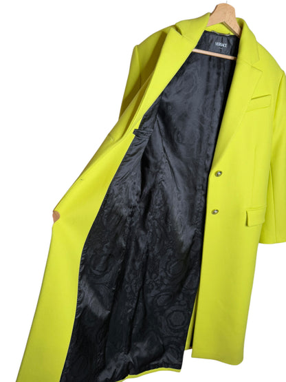 Cappotto lungo Versace giallo fluo in lana con bottoni argento