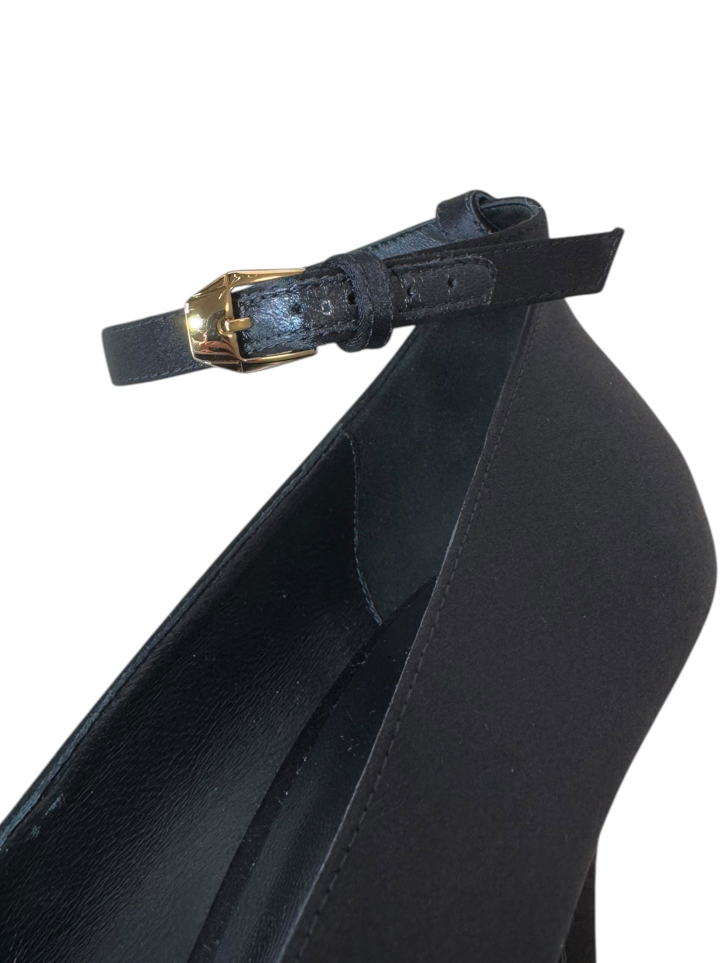 Versace Décolleté in Raso Nero con Plateau e Tacco a Spillo – Medusa Charm