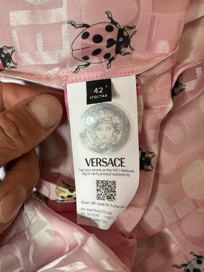 Versace gonna midi plissettata rosa con pois e stampa farfalle e coccinelle