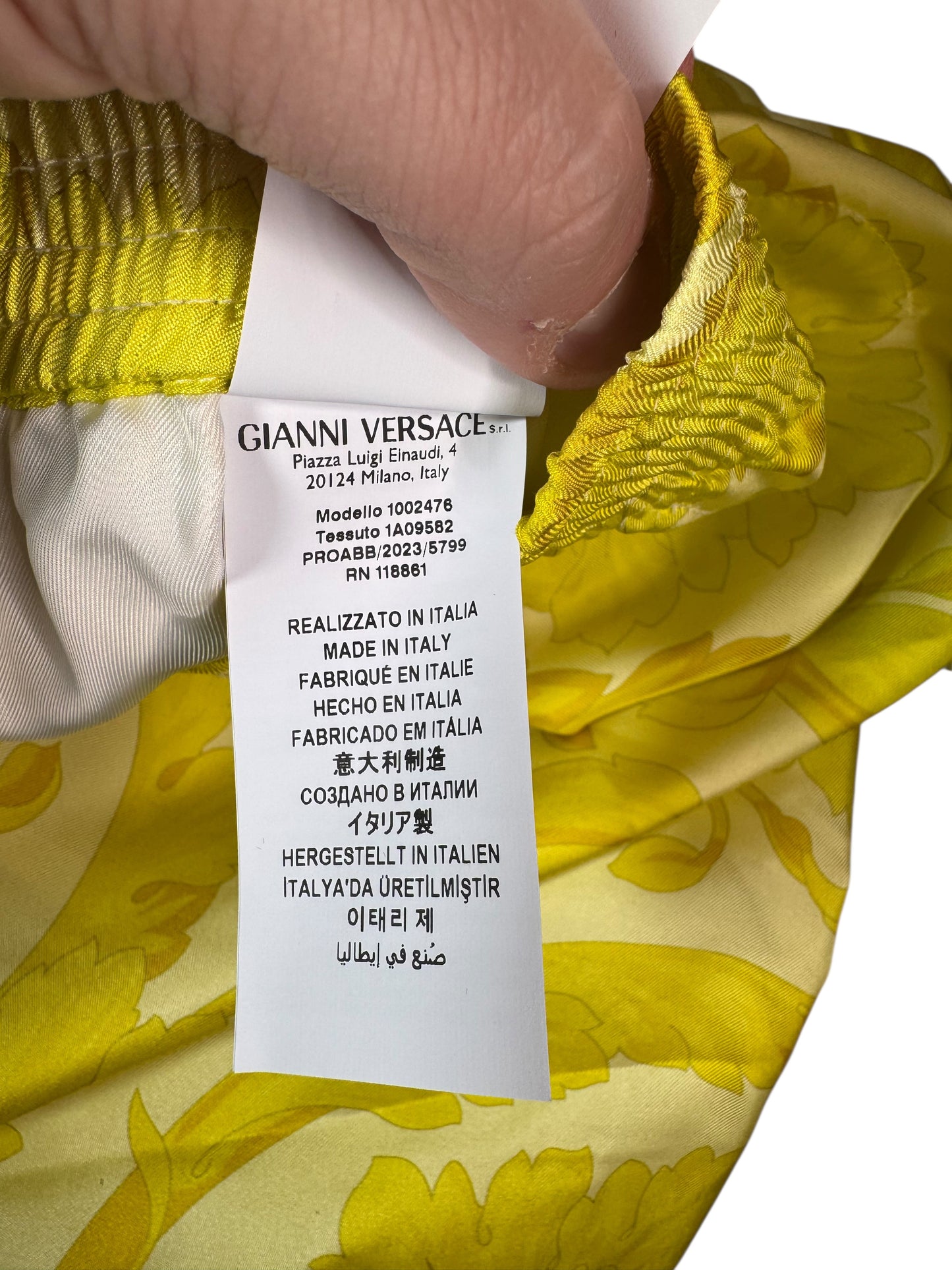Shorts Versace in seta gialla stampa barocca, nuovi con cartellino