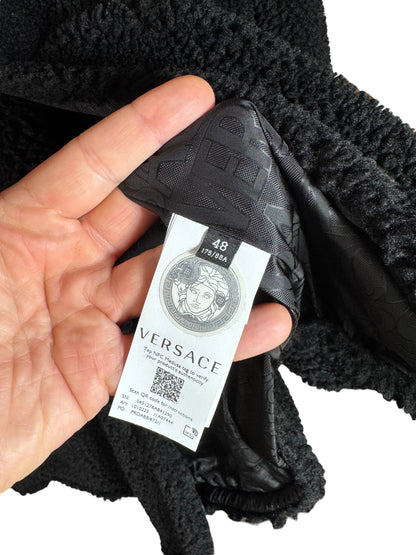 Giacca Versace nera in eco shearling con inserti jacquard