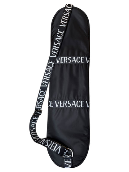 Versace Skateboard Set con Tavola Logo Repeat, Ruote e Custodia