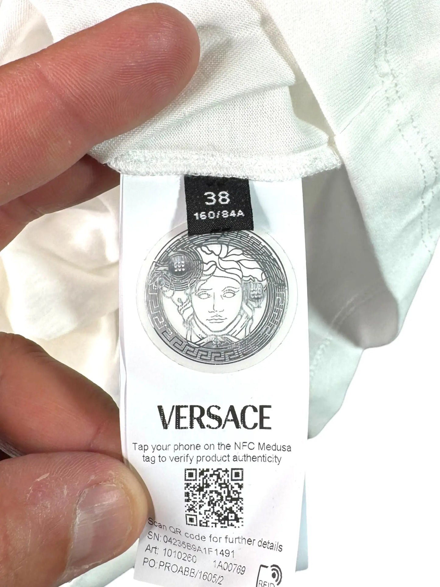 T-shirt Versace bianca logo nero con spilla taglia 38 oversize — foto 7