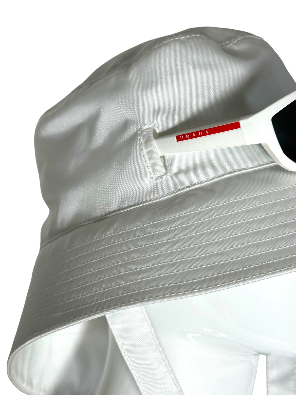 Prada Re-Nylon bucket hat bianco con porta occhiali e pouch logo — foto 5
