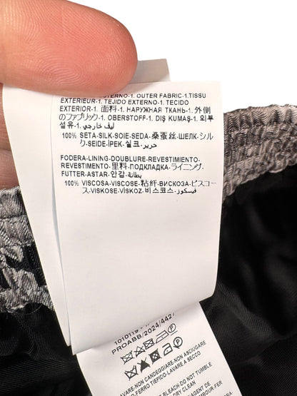 Shorts Versace in seta stampa barocca nero e argento, nuovi con cartellino