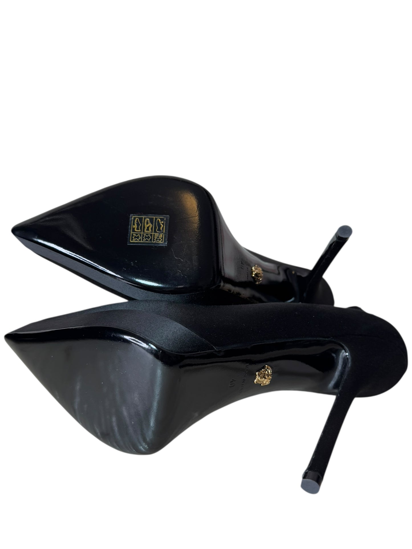 Versace Décolleté in Raso Nero con Plateau e Tacco a Spillo – Medusa Charm