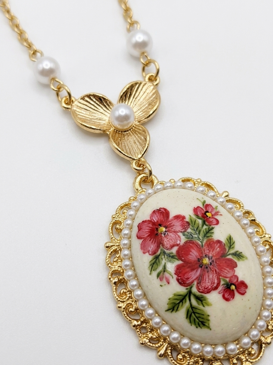 Collana lunga dorata con perle e cameo floreale