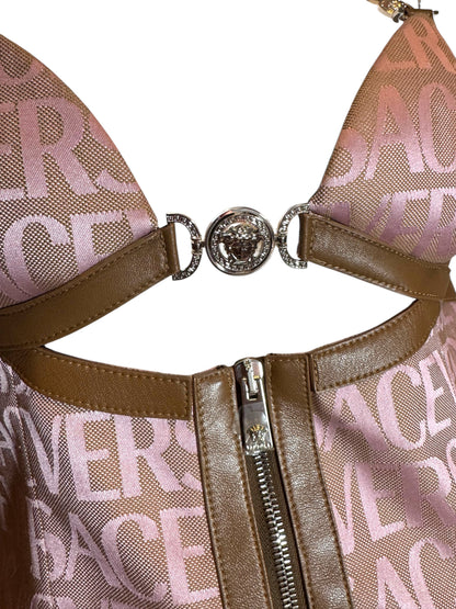 Versace Abito Mini in Tessuto Logato con Dettagli in Pelle e Accessori Iconici Medusa