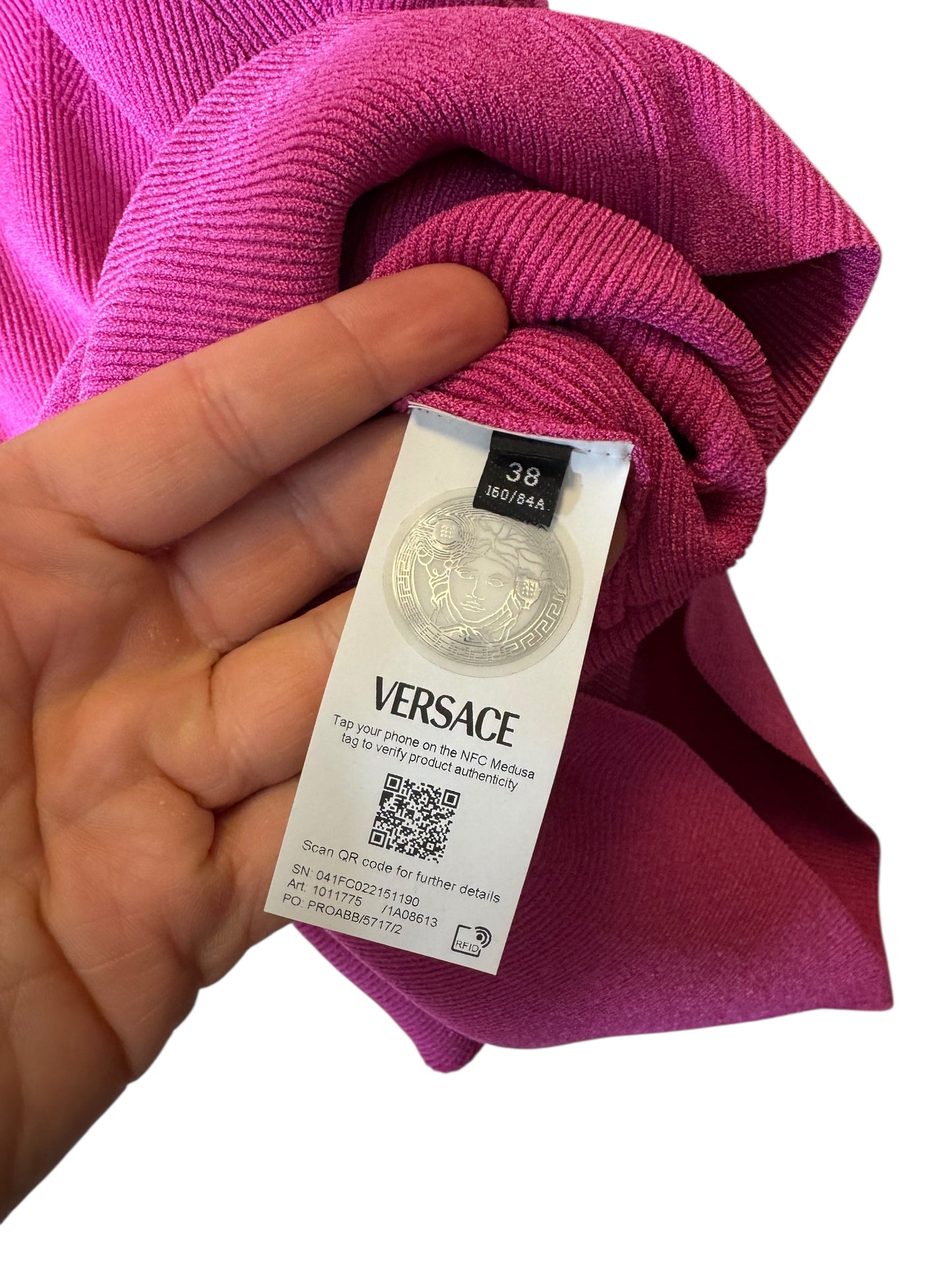 Vestito Versace fucsia in maglia stretch con bottoni Medusa dorati – Taglia IT 38