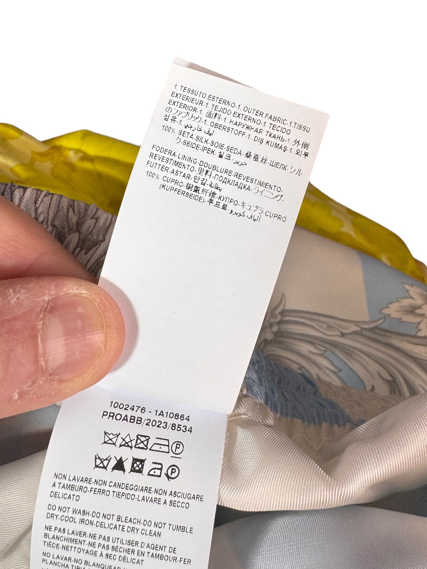 Shorts Versace in seta a quadri azzurri con cornice barocca