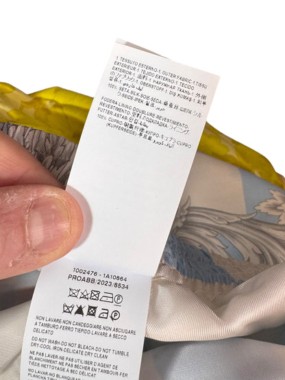 Shorts Versace in seta a quadri azzurri con cornice barocca