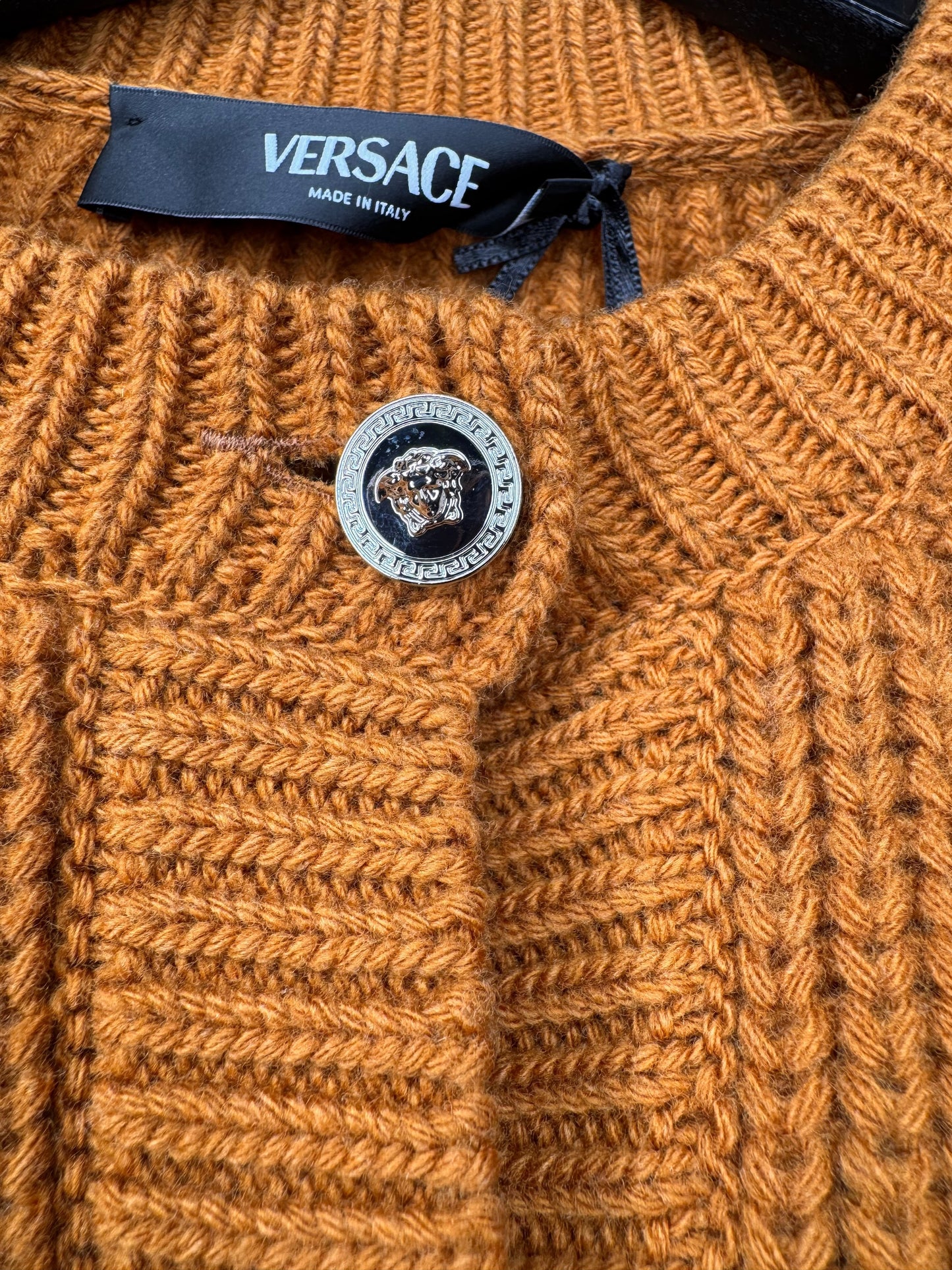 Cardigan Versace donna in lana 100% color cammello, bottoni Medusa, Made in Italy — foto 6