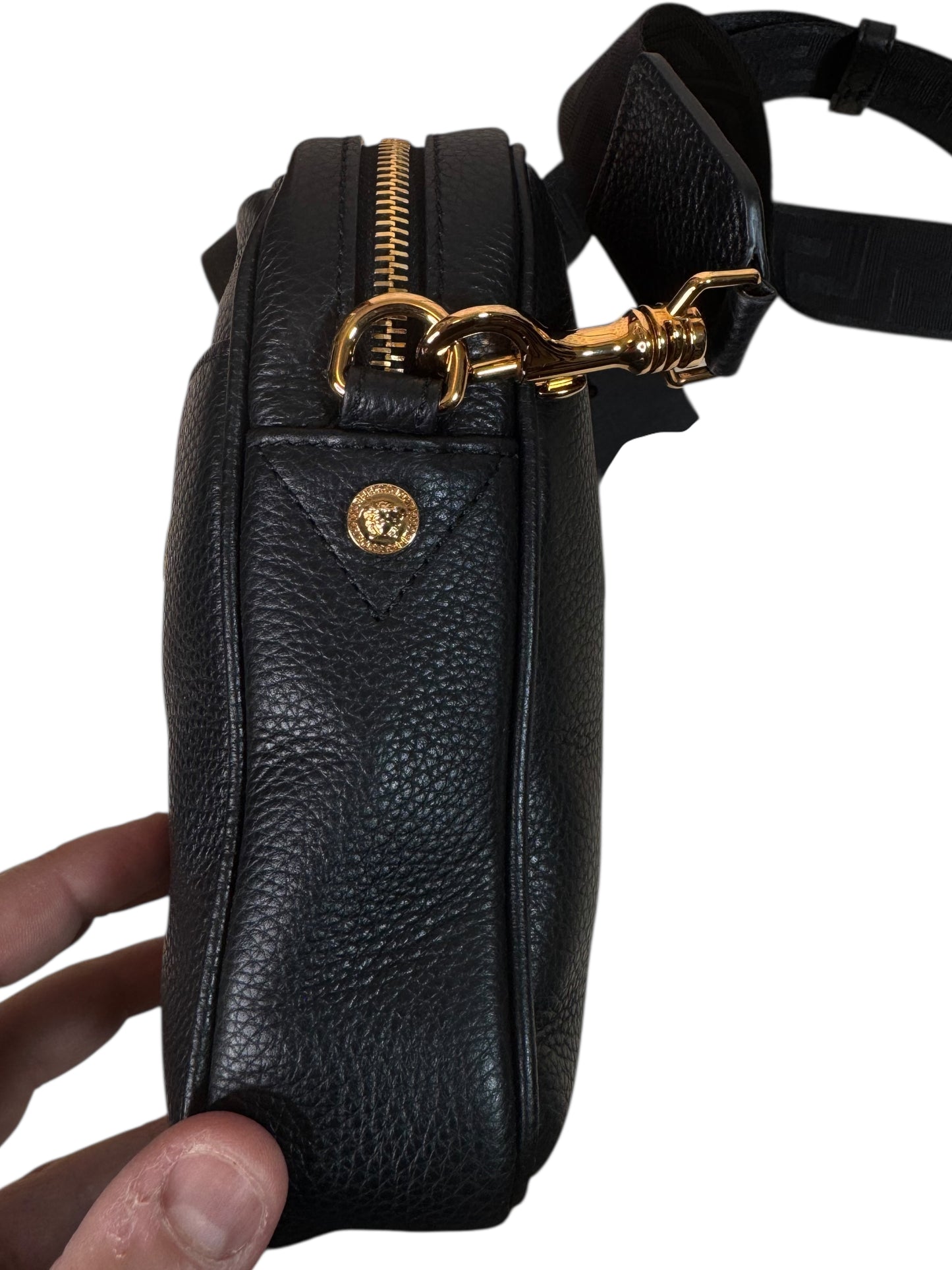 Borsa a tracolla Versace in pelle nera con Medusa dorata