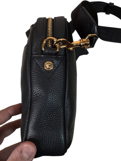 Borsa a tracolla Versace in pelle nera con Medusa dorata
