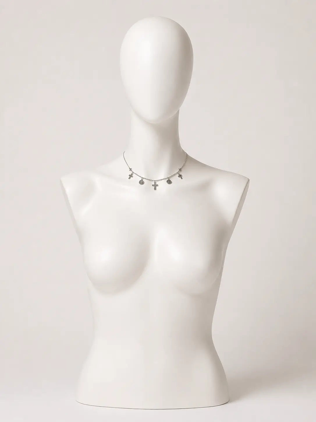 Collana argentata con croci, cuori sacri e medaglie