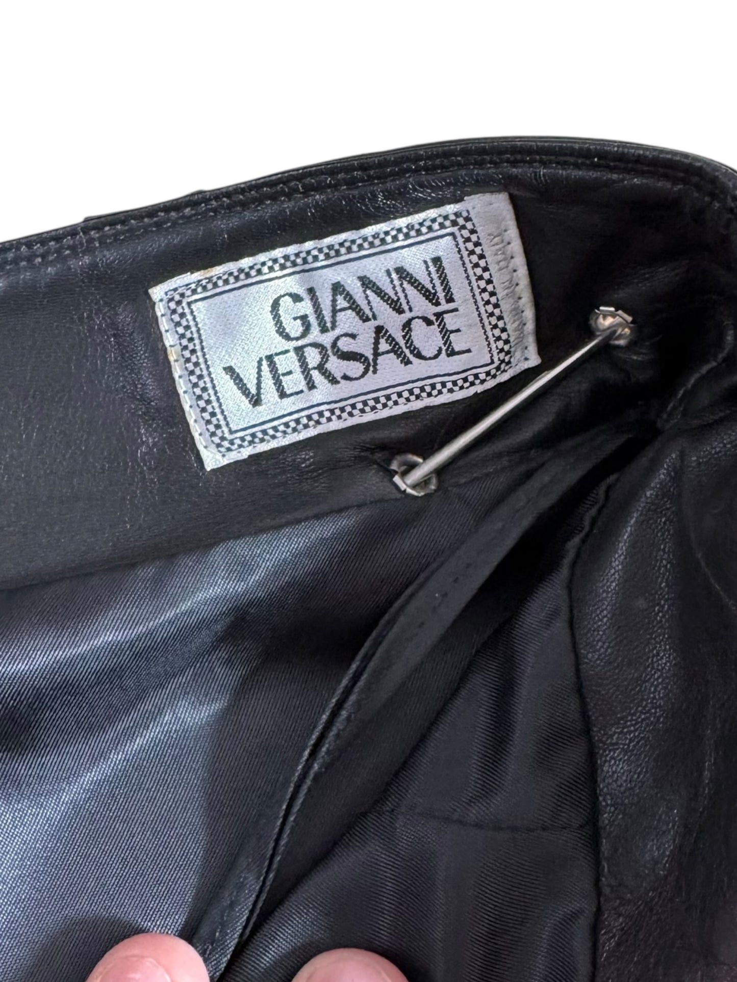 Gianni Versace SS 1994 minigonna in pelle nera con spille Medusa — foto 7