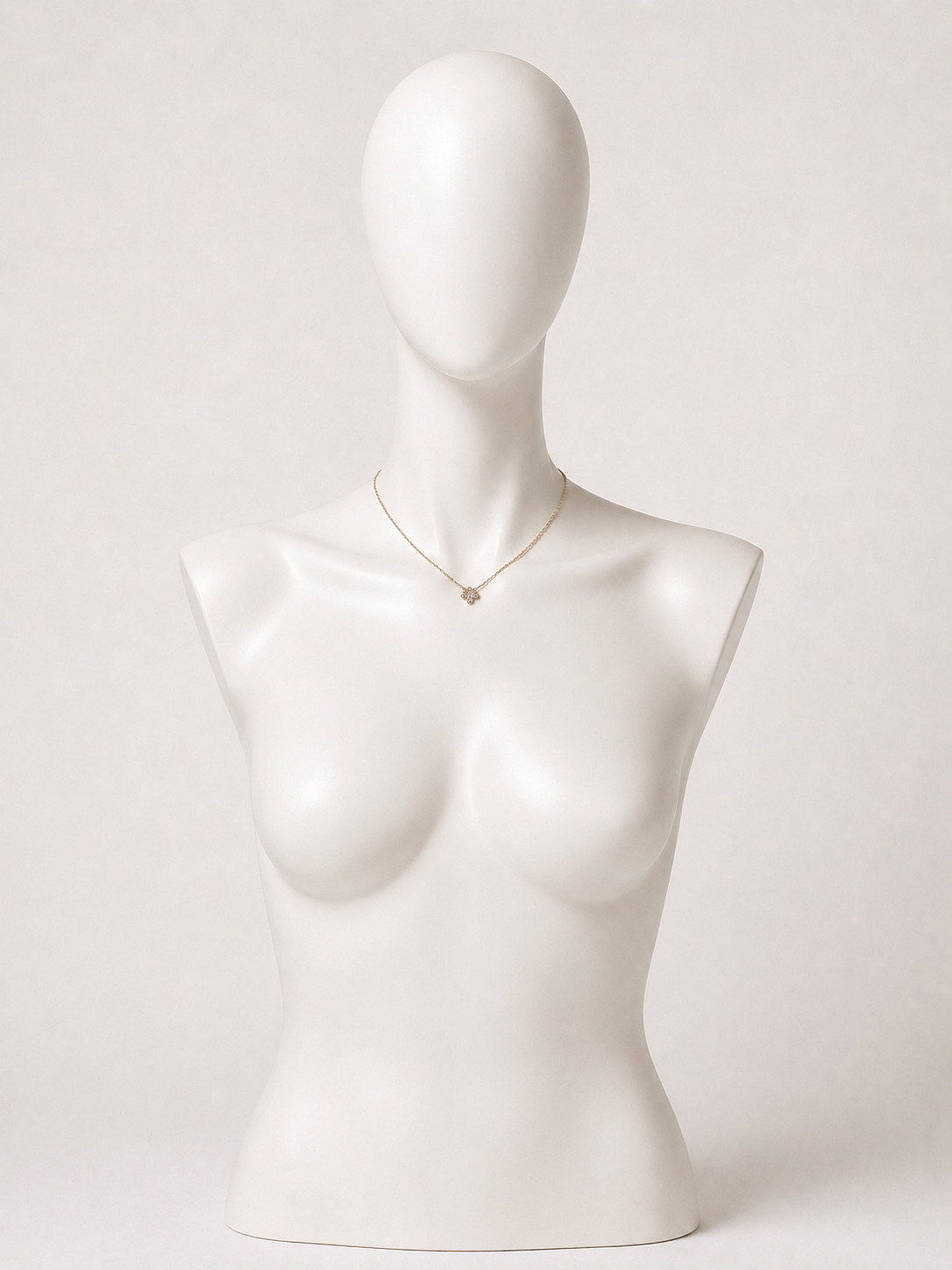 Collana dorata con fiore e dettagli lilla
